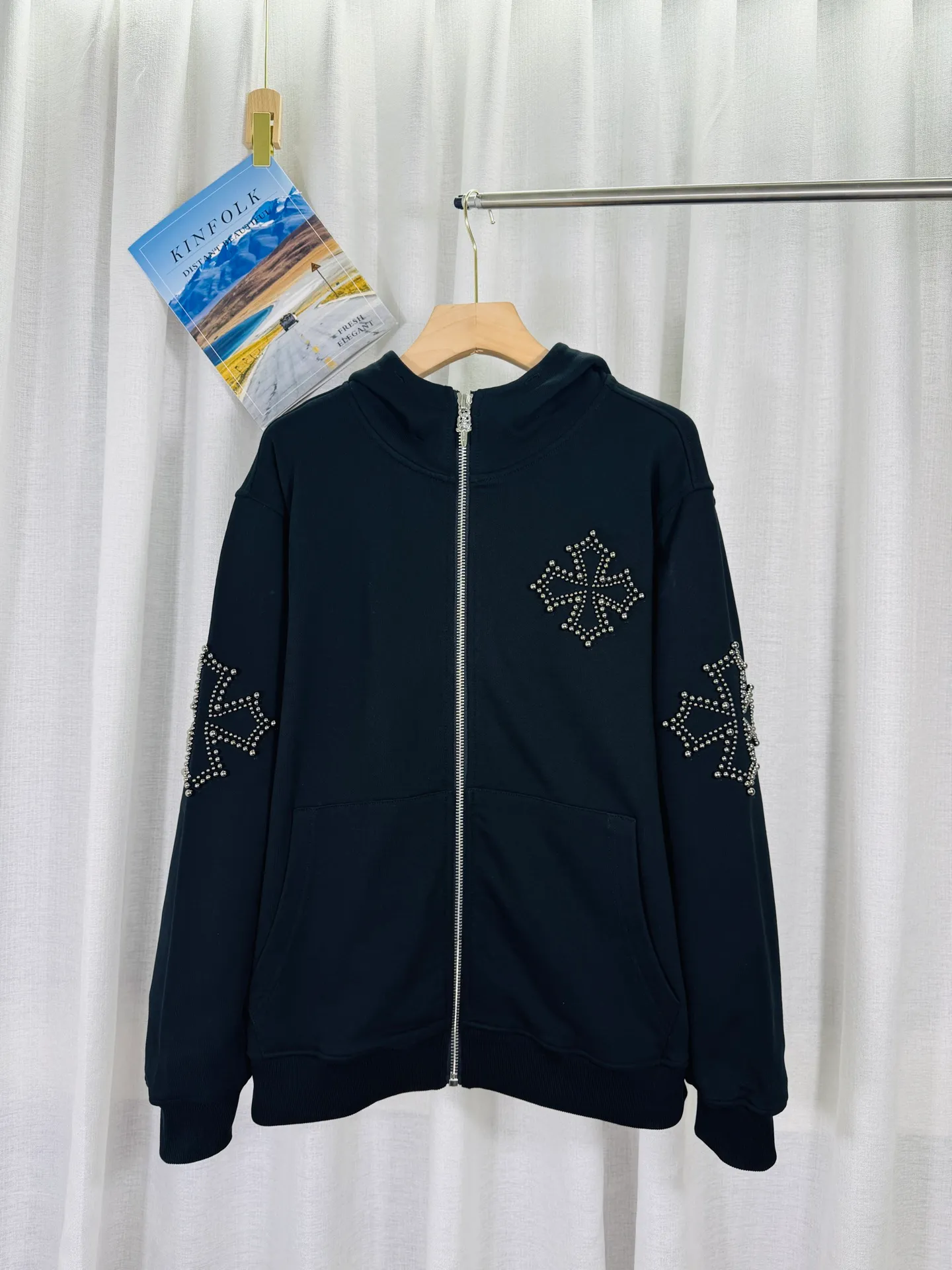 P380 top version, real shot without P, ​​different from market currency) 𝗖𝗵𝗿𝗼𝗺𝗲 𝗛𝗲𝗮𝗿𝘁𝘀/Cro Heart 2025 Rivets Autumn and Winter New Original Single Counter American Rivets 3D Three-dimensional Couple Casual Cardigan Sweatshirt 👑The highest version! Customized fabric 550g tripe terry fabric! American acid-washed and distressed original fabric with laser rivets. Best-selling model at the counter. Very comfortable to wear. Accessories: Original molded and authenticated collar label➕100% silk wash label. Genuine purchase-grade original hangtag➕matching hanging rope➕3D hanging beads➕original packaging bag. Craftsmanship: The original version has consistent wiring! The highest version of the armhole matching technique! Color: Black Size: S M L XL Style No.: 6105